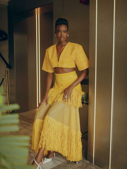 Maria Borges posa com um conjunto amarelo elegante