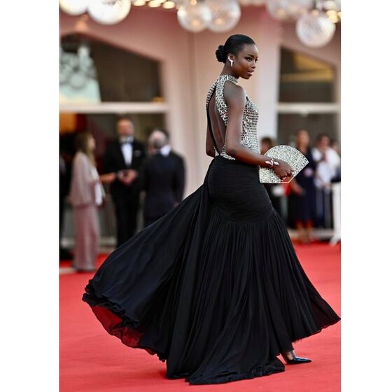 Maria Borges no Festival de Veneza exibe elegância e estilo na passadeira vermelha