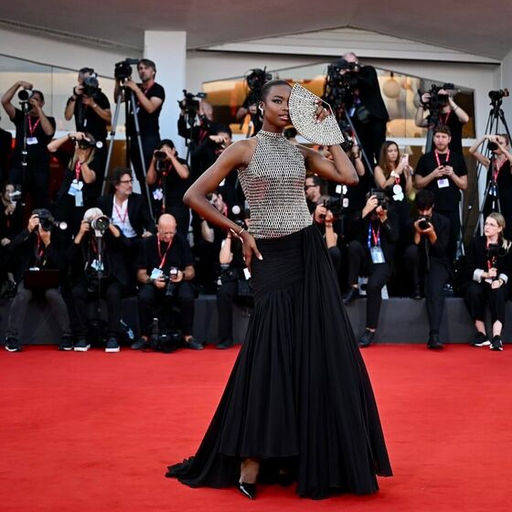 Maria Borges no Festival de Veneza exibe elegância e estilo na passadeira vermelha