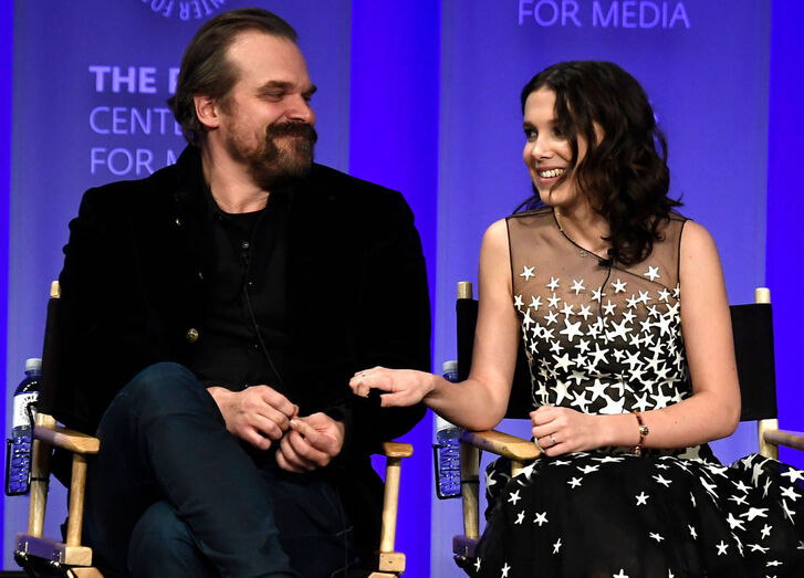 Millie Bobby Brown acusa David Harbour, colega de 'Stranger Things', de assédio e bullying