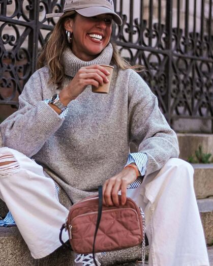 Camisola cinzenta: essencial da estação, combina com saias, vestidos e calças