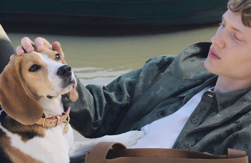 Campanha Louis Vuitton destaca Callum Turner, Jude Bellingham e cães adoráveis na zona rural inglesa.
