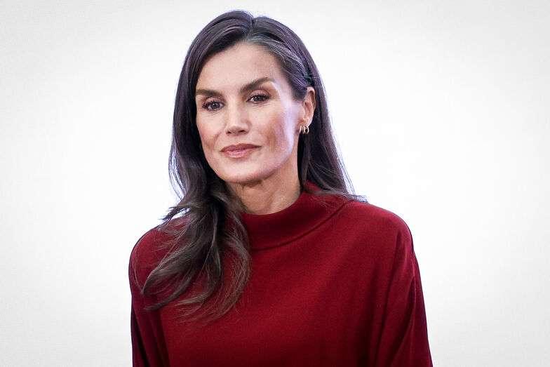 Letizia reage com confiança após críticas de Juan Carlos, transmitindo poder com visual vermelho