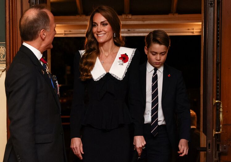Príncipe George acompanha Kate Middleton em homenagem aos heróis de guerra