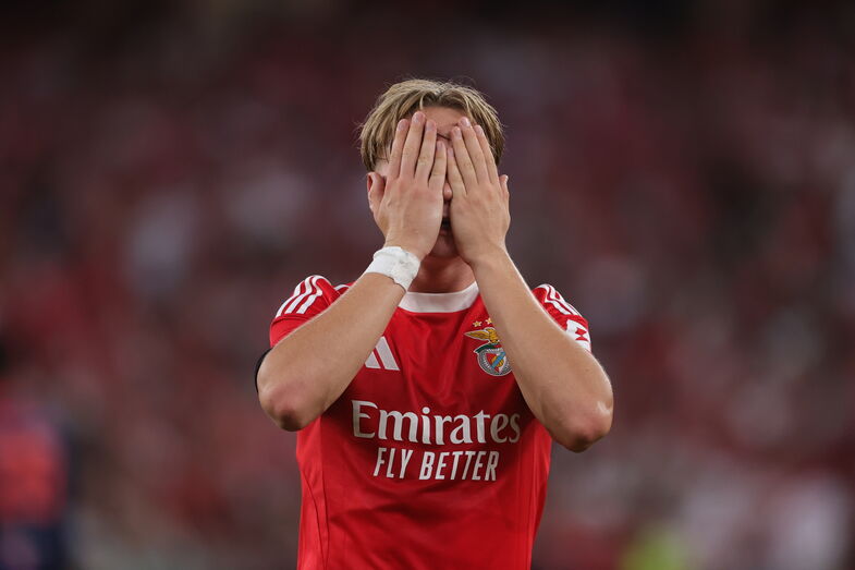 Schjelderup tapa o rosto durante o festejo do golo marcado ao Nice, na Luz