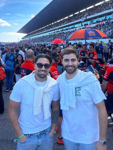 Daniel Gregório com o irmão Bruno no Algarve, antes de ser apanhado a beijar outra mulher