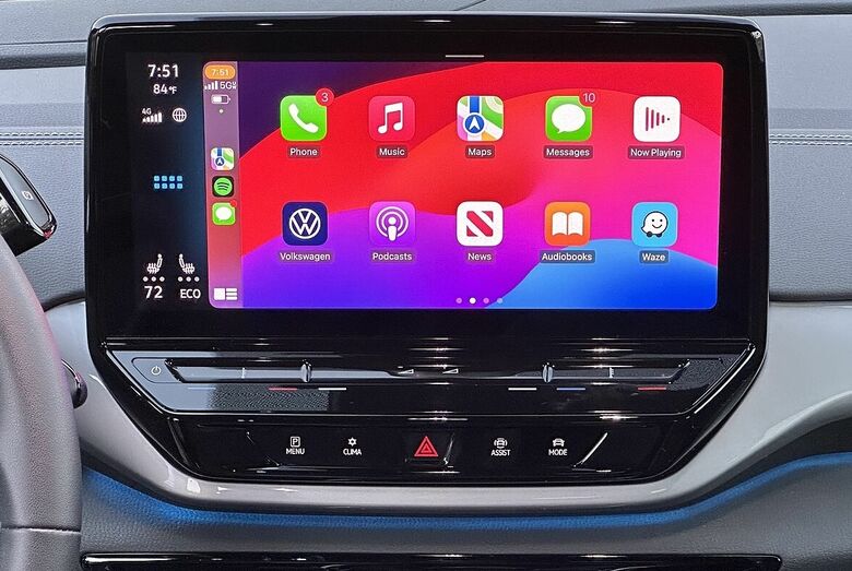 Ecrã de infoentretenimento de um Volkswagen com CarPlay e vários apps