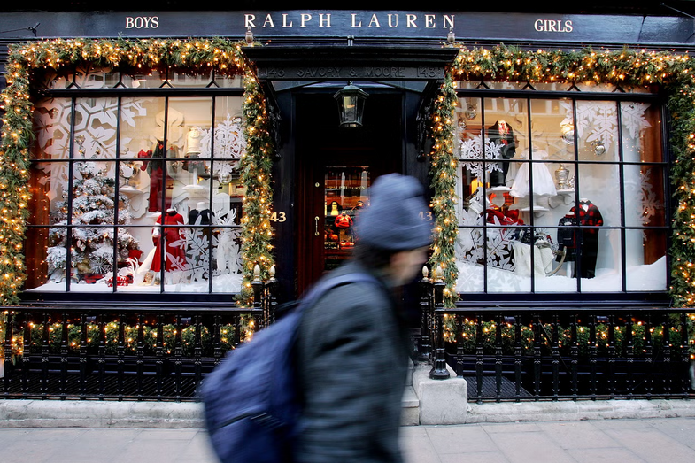 Ralph Lauren dita a tendência natalícia com decorações exuberantes e nostálgicas na Quinta Avenida, NY