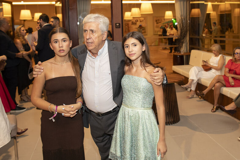 Jorge Rebelo de Almeida com as filhas mais novas na inauguração do Vila Galé Collection Amazónia