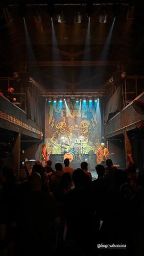 Blink+351, banda tributo a Blink-182, com Diogo Valsassina, no RCA, em Lisboa