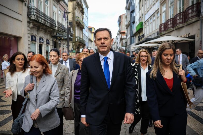 Luís Montenegro em passeio pela rua de Santa Catarina, no Porto, com membros do Governo
