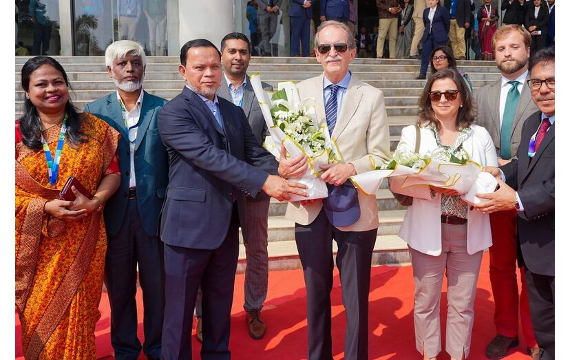 D. Duarte Pio visitou o Bangladesh com a esposa e o filho para promover educação