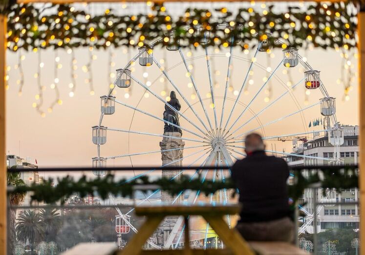 Roda gigante no Parque Eduardo VII oferece vista mágica de Lisboa no Natal