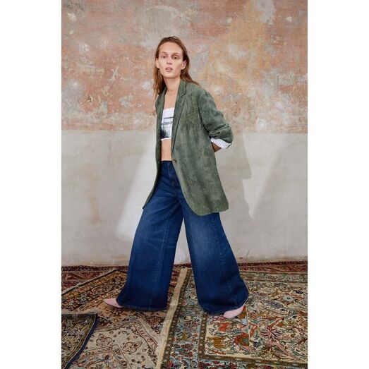 A bombazina está de volta: inspire-se neste visual com blazer e calças largas