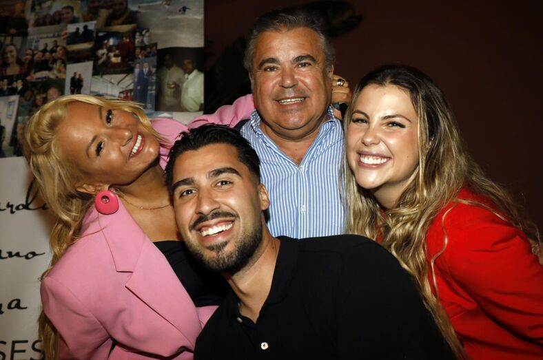 O cantor Toy e Léo Caeiro com as mulheres, Daniela Correia e Dara Lopes