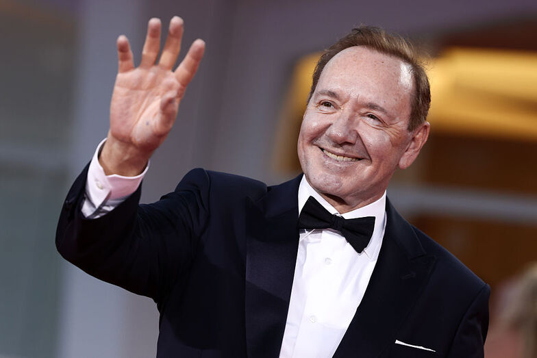 Kevin Spacey perde mansão e vive em Airbnbs após escândalo sexual, apesar de ter sido ilibado em tribunal