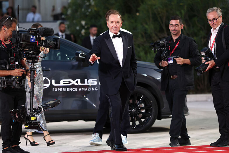 Kevin Spacey, ator, enfrenta dificuldades financeiras após escândalo sexual e vive entre hotéis