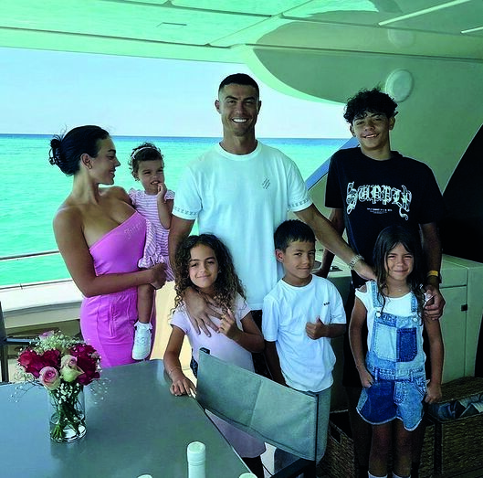 Cristiano Ronaldo, Georgina Rodríguez e os cinco filhos