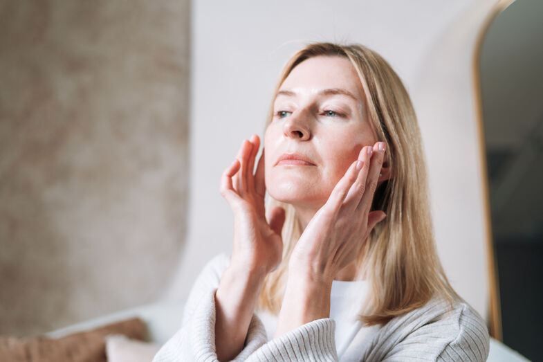 Mulher cuida da pele seguindo rotina de beleza para retardar o envelhecimento
