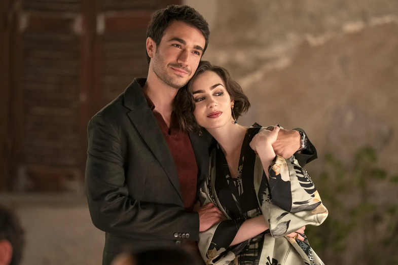 Lily Collins e um homem em Roma, na série Emily em Paris.
