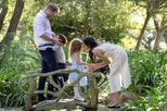 Já não estão cá! Depois de terem passado por Melides, Harry e Meghan levaram os filhos a ver a campa da avó, a princesa Diana