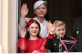 Charlene do Mónaco surge com os filhos, Jacques e Gabriella, varanda do palácio
