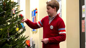 Príncipe George continua legado de Diana em evento de Natal