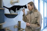 Charlene visita abrigo de animais e interage com um gato
