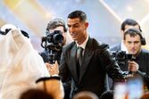 Cristiano Ronaldo recebe prémio de Melhor Jogador do Médio Oriente e promete atingir mil golos
