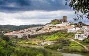 Monsaraz, vila portuguesa com castelo medieval e casas brancas