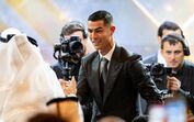 Cristiano Ronaldo recebe prémio de Melhor Jogador do Médio Oriente e promete atingir mil golos