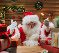 Pai Natal prepara prendas e anima o Natal.
