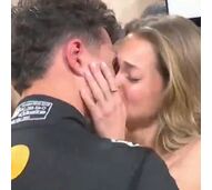 Um beijo e muitas lágrimas: o momento em que Norris festeja com Margarida Corceiro a conquista do Mundial