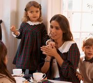 Celebração natalícia em família com roupas festivas e alusivas à quadra.
