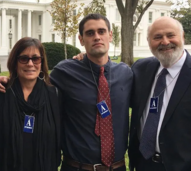 Nick com os pais, Michelle e Rob Reiner