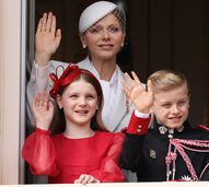 Charlene do Mónaco surge com os filhos, Jacques e Gabriella, varanda do palácio