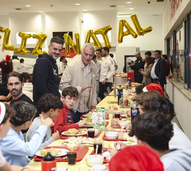 José Mourinho janta com jovens no Seixal em ambiente natalício