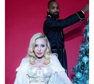 A sessão de Natal de Madonna com o namorado e as filhas