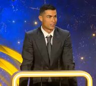 Cristiano Ronaldo recebe prémio de melhor jogador no Médio Oriente
