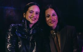 O momento em que Rosalía chama Carminho ao palco para apresentar 'Memória', do álbum 'Lux'