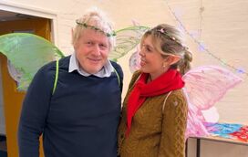 Grinalda e asas de fada... Boris Johnson como nunca o viu