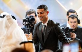 Cristiano Ronaldo ganhou este domingo o Prémio de Melhor Jogador do Médio Oriente e faz promessa de chegar aos mil golos