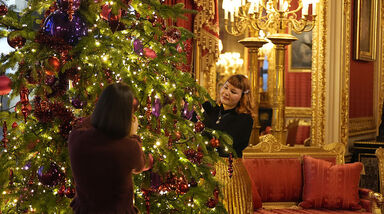 Castelo de Windsor decorado para o Natal com árvores e luzes