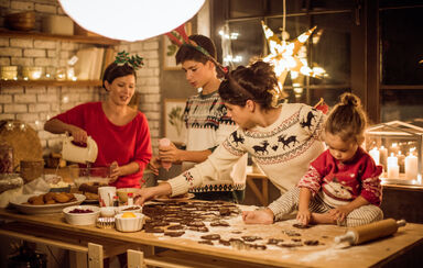 Família prepara receitas clássicas de Natal de forma simples
