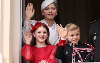 Charlene do Mónaco surge com os filhos, Jacques e Gabriella, varanda do palácio