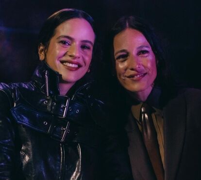 O momento em que Rosalía chama Carminho ao palco para apresentar 'Memória', do álbum 'Lux'