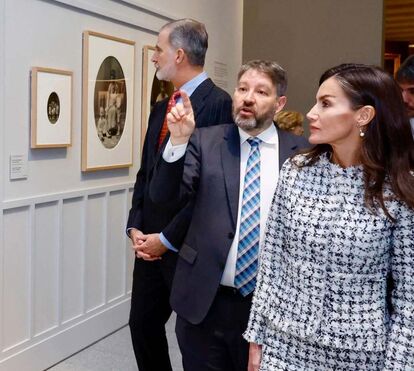 Letizia em conjunto tweed preto e branco na inauguração de exposição dedicada à bisavó escocesa de Felipe VI