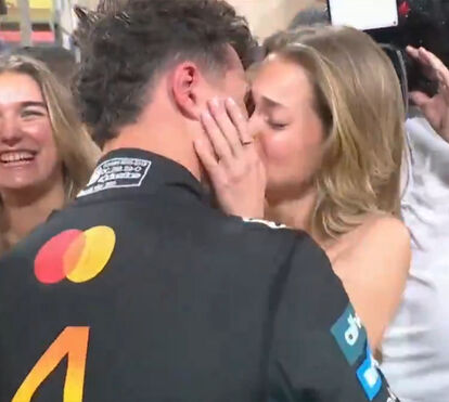 Margarida Corceiro e Lando Norris festejam vitória com beijo apaixonado e muitos lágrimas à mistura