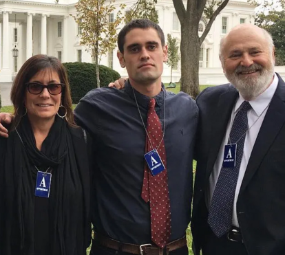 Filho de Rob Reiner 'assustou toda a gente' numa festa na véspera do homicídio e os seus pais queixavam-se da sua saúde mental