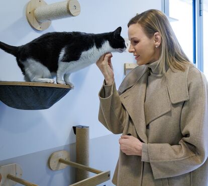 As fotografias mais ternurentas da princesa Charlene em visita a abrigo para animais